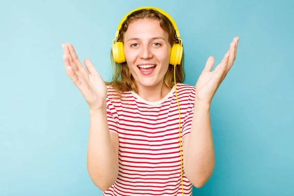 Mavi Arka Planda Izole Edilmiş Kulaklık Takan Genç Beyaz Kadın — Stok fotoğraf