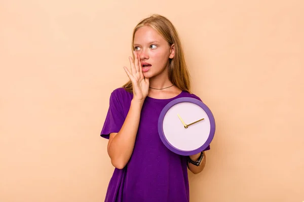 Menina Caucasiana Segurando Relógio Isolado Fundo Bege Gritando Segurando Palma — Fotografia de Stock