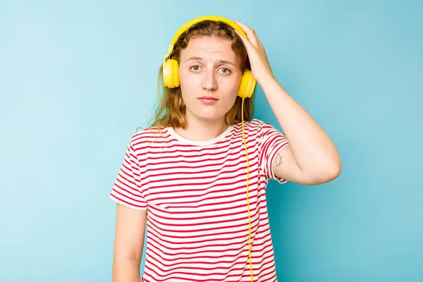 Νεαρή Καυκάσια Γυναίκα Φορώντας Ακουστικά Απομονωμένα Μπλε Φόντο Σοκάρεται Θυμήθηκε — Φωτογραφία Αρχείου