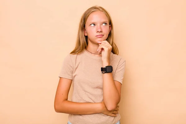 Branco Teen Menina Isolado Bege Fundo Pensando Olhando Para Cima — Fotografia de Stock