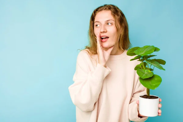 Jovem Caucasiana Segurando Uma Planta Isolada Fundo Azul Está Dizendo — Fotografia de Stock