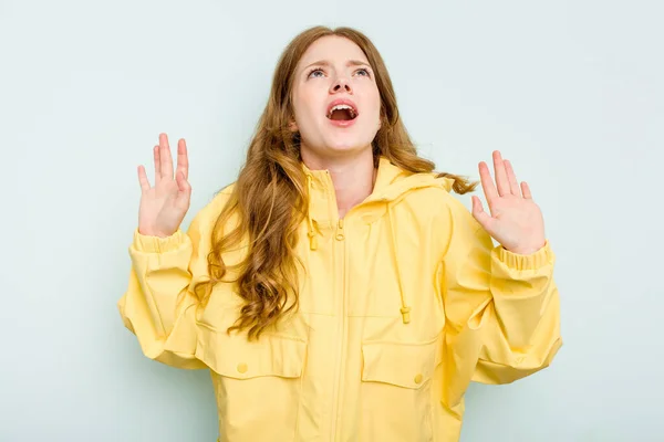 Mladá Běloška Izolovaná Modrém Pozadí Křičící Nebi Vzhlížející Frustrovaná — Stock fotografie