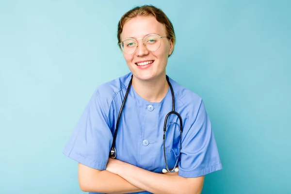 Junge Krankenschwester Kaukasische Frau Isoliert Auf Blauem Hintergrund Lachen Und — Stockfoto
