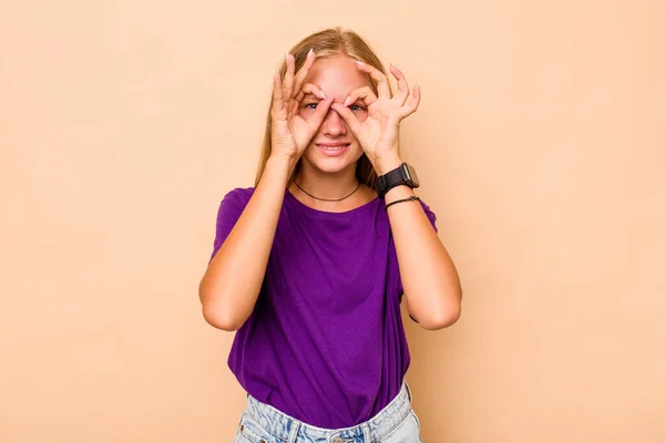 Kavkazský Dospívající Dívka Izolovaný Béžové Pozadí Vzrušený Vedení Gesto Oko — Stock fotografie