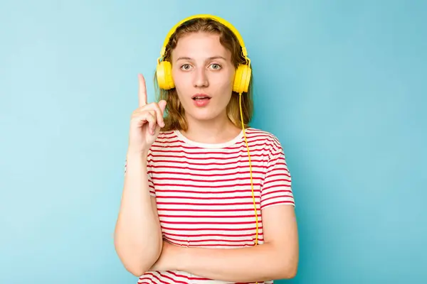 Νεαρή Καυκάσια Γυναίκα Φορώντας Ακουστικά Απομονωμένα Μπλε Φόντο Έχοντας Κάποια — Φωτογραφία Αρχείου