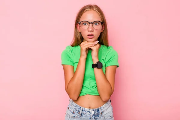 Blank Tiener Meisje Geïsoleerd Roze Achtergrond Bidden Voor Geluk Verbaasd — Stockfoto
