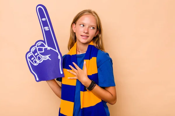 Trochę Kaukaski Sportowe Fan Girl Izolowane Beżowym Tle Patrzy Bok — Zdjęcie stockowe