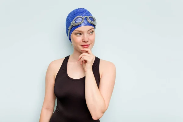 Giovane Donna Nuotatore Caucasico Isolato Sfondo Blu Rilassato Pensando Qualcosa — Foto Stock