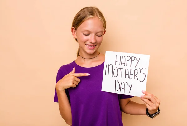 Menina Caucasiana Segurando Feliz Dia Mães Isolado Fundo Bege — Fotografia de Stock