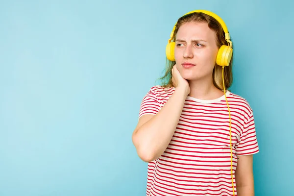 Νεαρή Καυκάσια Γυναίκα Που Φοράει Ακουστικά Απομονωμένα Μπλε Φόντο Αγγίζοντας — Φωτογραφία Αρχείου