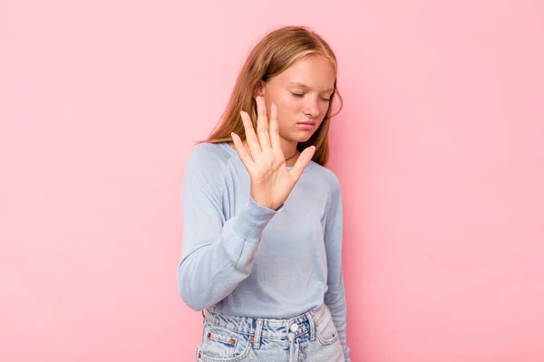 Caucasian Teen Girl Isolated Pink Background Rejecting Someone Showing Gesture — Stock Photo, Image