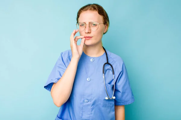Jovem Enfermeira Mulher Caucasiana Isolado Fundo Azul Com Dedos Nos — Fotografia de Stock