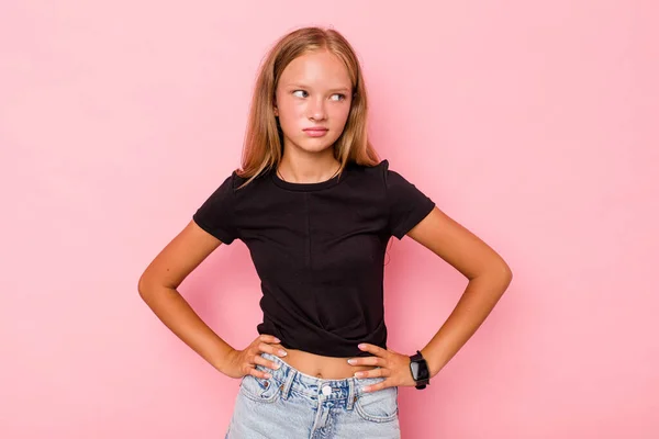 Καυκάσια Έφηβη Κοπέλα Απομονωμένη Ροζ Φόντο Μπερδεμένη Αισθάνεται Αμφίβολη Και — Φωτογραφία Αρχείου
