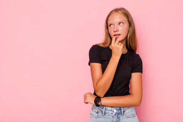 Καυκάσια Έφηβη Κοπέλα Απομονωμένη Ροζ Φόντο Κοιτάζοντας Πλάγια Αμφίβολη Και — Φωτογραφία Αρχείου