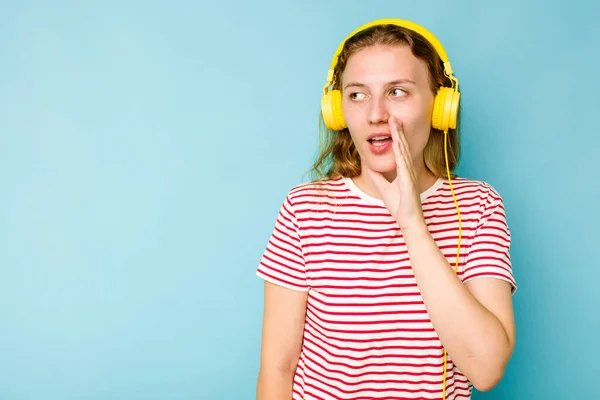 Νεαρή Καυκάσια Γυναίκα Που Φοράει Ακουστικά Απομονωμένα Μπλε Φόντο Λέει — Φωτογραφία Αρχείου