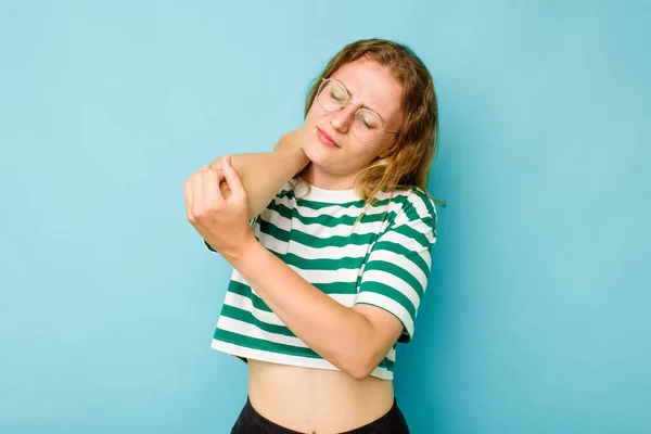 Giovane Donna Caucasica Isolata Sfondo Blu Massaggiando Gomito Soffrendo Dopo — Foto Stock