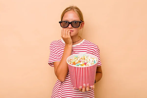 Liten Kaukasisk Flicka Äter Popcorn Isolerad Beige Bakgrund Bita Naglar — Stockfoto
