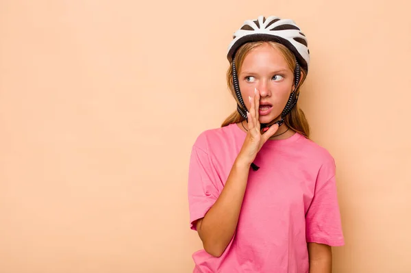 Menina Caucasiana Vestindo Capacete Bicicleta Isolado Fundo Bege Está Dizendo — Fotografia de Stock