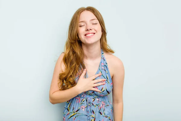 Jonge Kaukasische Vrouw Geïsoleerd Blauwe Achtergrond Lacht Uit Luid Houden — Stockfoto