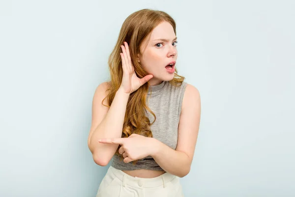 Mladá Běloška Žena Izolované Modrém Pozadí Snaží Poslouchat Klepy — Stock fotografie