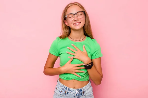 Caucásico Adolescente Chica Aislado Rosa Fondo Risas Felizmente Divierte Manteniendo —  Fotos de Stock