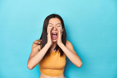 Yazın sarı bluzlu Asyalı kadın, stüdyo kurulumu, heyecanla bağırıyor..