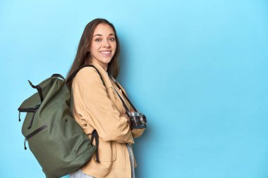 Klasik fotoğraf makinesi ve mavi çantalı gezgin kadın..