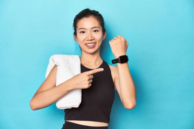 Sporcu kadın akıllı görünüm sergiliyor, stüdyo arka planı.