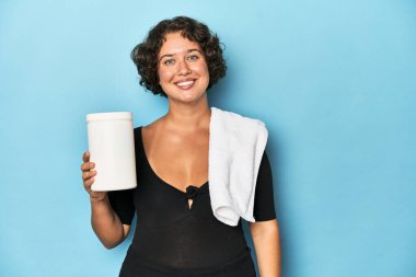 Proteinli genç bayan mutlu, güler yüzlü ve neşeli..