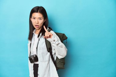 Genç Asyalı gezgin maceraları yakalamaya hazır, bir fikri ve ilham konsepti var..