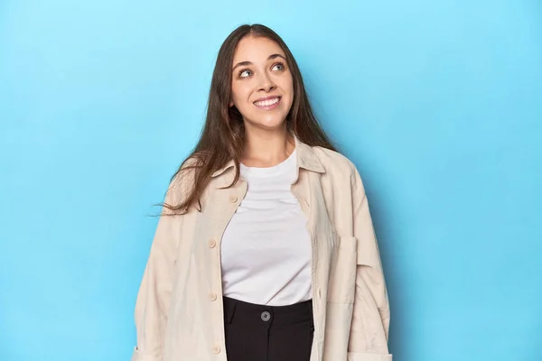 Stilig Ung Kvinne Overskjorte Blå Bakgrunn Avslappet Lykkelig Latter Nakke – stockfoto