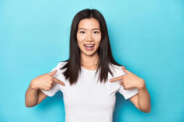 Jeune Femme Asiatique Shirt Blanc Plan Studio Surpris Pointant Doigt — Photo