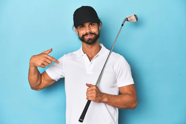 Sopası Şapkası Olan Uzun Saçlı Bir Golfçü Gömleğinin Fotokopi Odasını — Stok fotoğraf