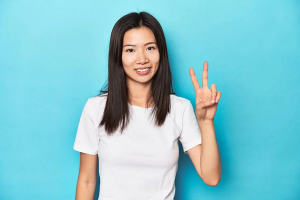 Jeune Femme Asiatique Shirt Blanc Plan Studio Joyeuse Insouciante Montrant — Photo