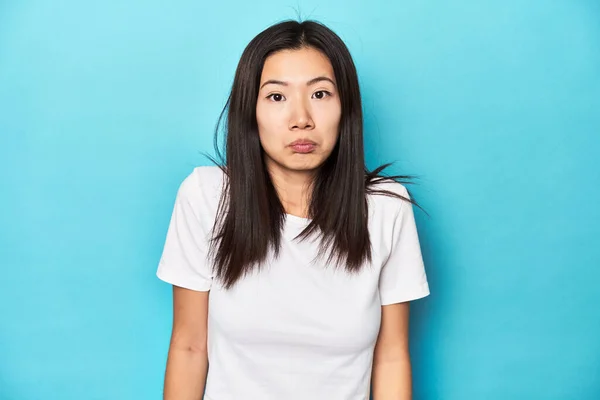 Jeune Femme Asiatique Shirt Blanc Plan Studio Haussements Épaules Yeux — Photo