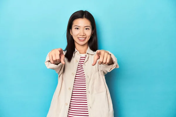 Mujer Asiática Con Camisa Capas Camiseta Rayas Sonrisas Alegres Apuntando — Foto de Stock