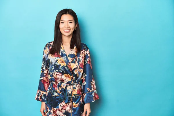 Элегантная Молодая Азиатка Цветочном Кимоно Студийный Фон — стоковое фото