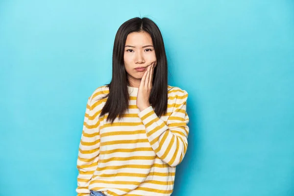 Asian Woman Striped Yellow Sweater Having Strong Teeth Pain Molar — Stock Photo, Image