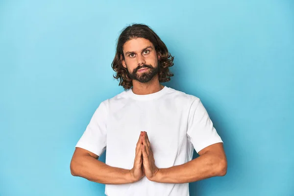 白いシャツ 青い背景の祈り 献身を示し 神のインスピレーションを探している宗教的な人 — ストック写真