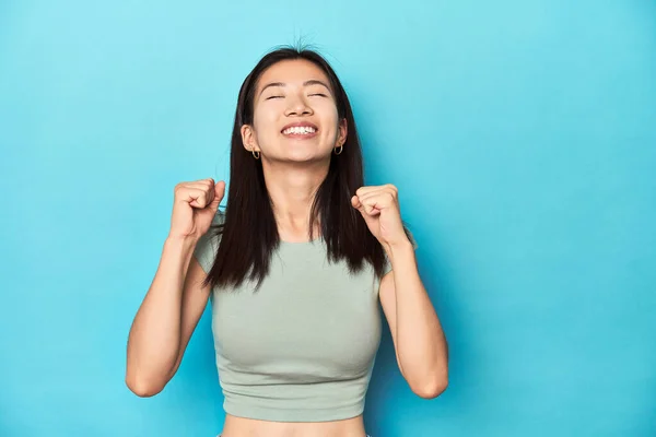 Azjatka Zielonej Bluzce Tło Studio Świętując Zwycięstwo Pasję Entuzjazm Szczęśliwy — Zdjęcie stockowe