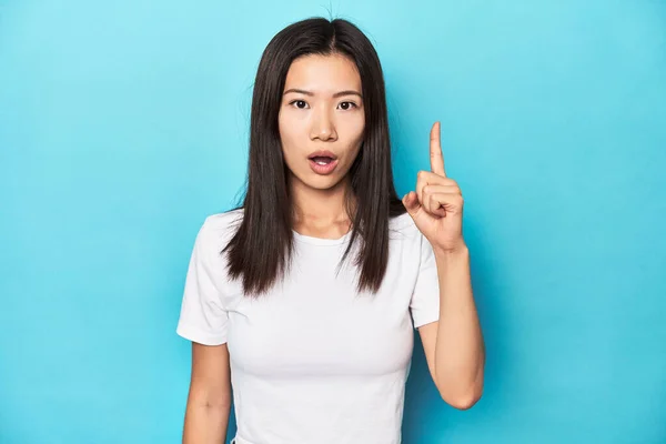 Jeune Femme Asiatique Shirt Blanc Plan Studio Ayant Une Idée — Photo