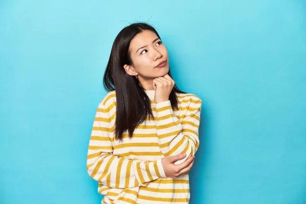 Mujer Asiática Suéter Amarillo Rayado Pensando Mirando Hacia Arriba Siendo — Foto de Stock