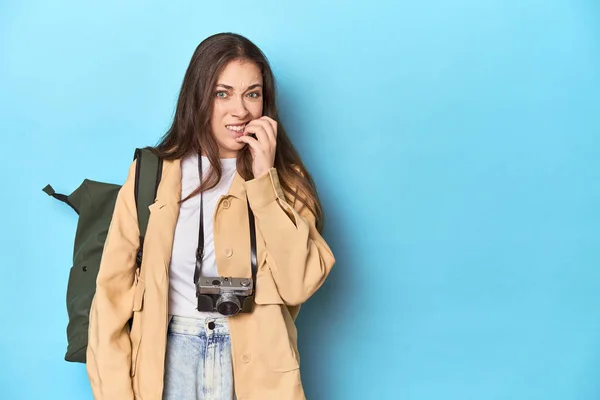 Kameralı Sırt Çantalı Tırnaklarını Yiyen Gergin Endişeli Genç Beyaz Kadın — Stok fotoğraf