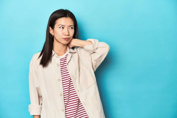 Femme Asiatique Chemise Couches Shirt Rayé Toucher Arrière Tête Penser — Photo
