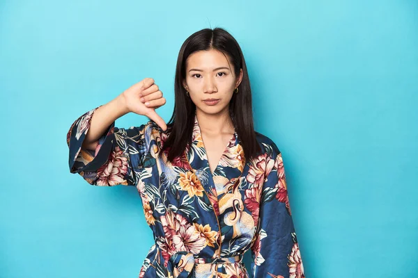 穿着和服的年轻优雅的亚洲女人 演播室里的镜头表现出不喜欢的姿态 大拇指朝下 不同意的概念 — 图库照片
