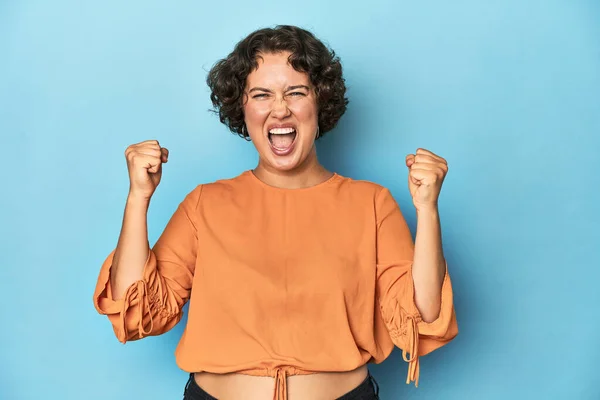 Young Caucasian Woman Short Hair Cheering Carefree Excited Victory Concept — Stock Photo, Image