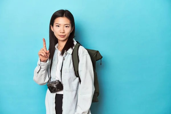 Молодой Азиатский Путешественник Готов Ловить Приключения Показывая Номер Один Пальцем — стоковое фото