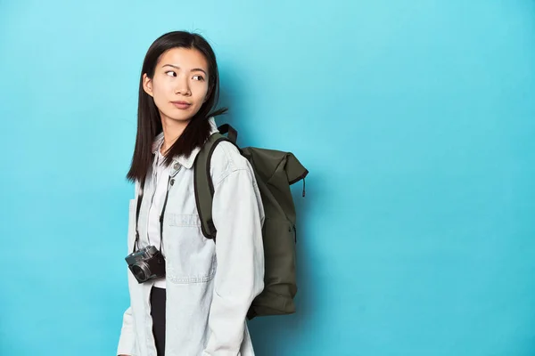 Junger Asienreisender Mit Rucksack Und Vintage Kamera — Stockfoto