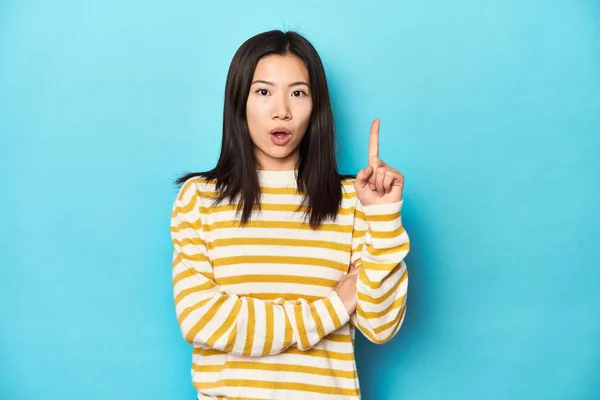 Mulher Asiática Camisola Amarela Listrada Tendo Alguma Grande Ideia Conceito — Fotografia de Stock