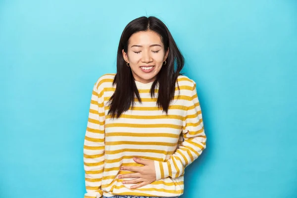 Asiatisk Kvinde Stribet Gul Sweater Rører Mave Smiler Forsigtigt Spiser - Stock-foto